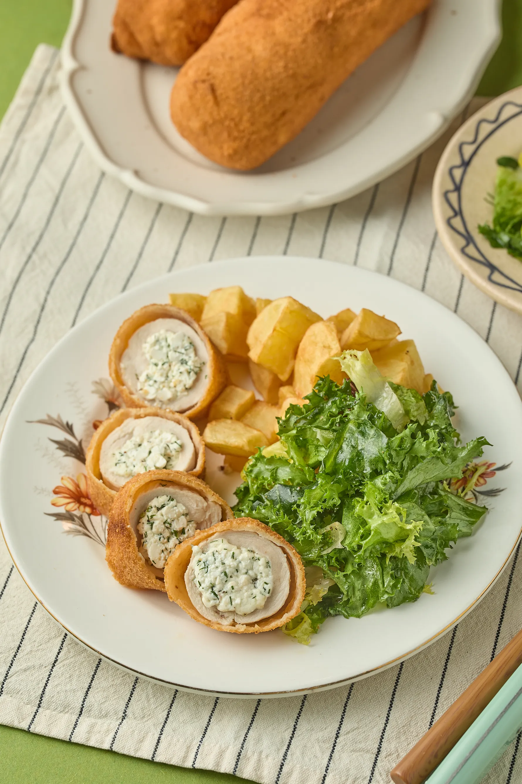 Kapros túróval töltött csirkemell rántva